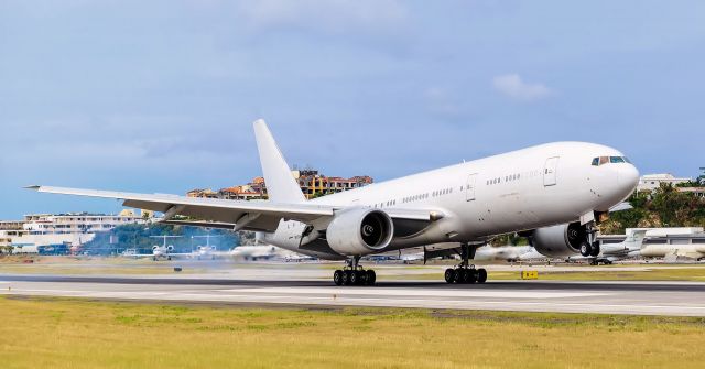 Boeing 777-200 (N777UK) - Private N777UK at TNCM St Maarten.