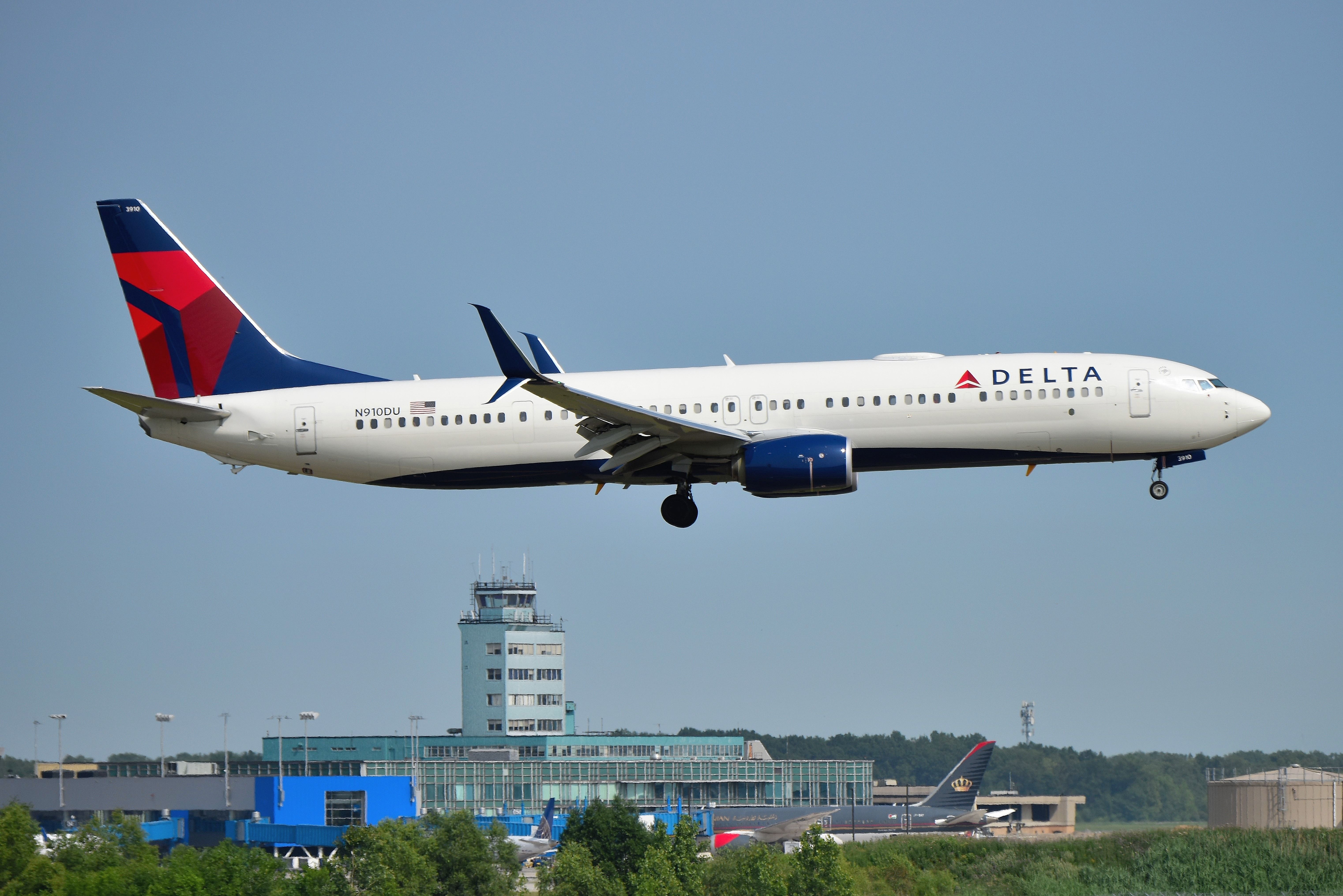 Boeing 737-900 (N910DU)