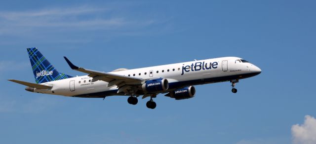 Embraer ERJ-190 (N283JB) - On short final is this 2007 jetBlue Embraer 190/195 in the Summer of 2022.