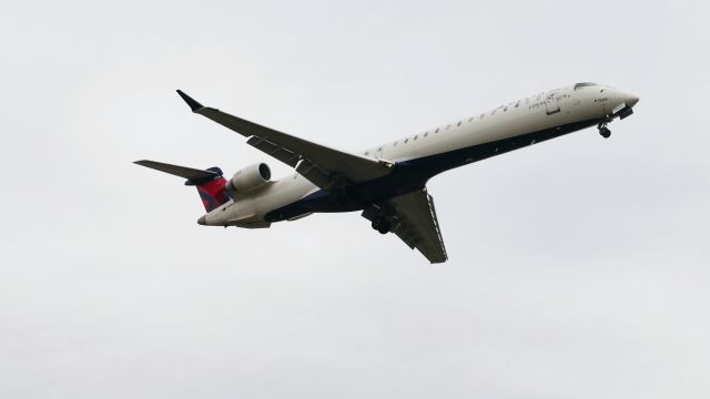Canadair Regional Jet CRJ-900 (N324PQ)