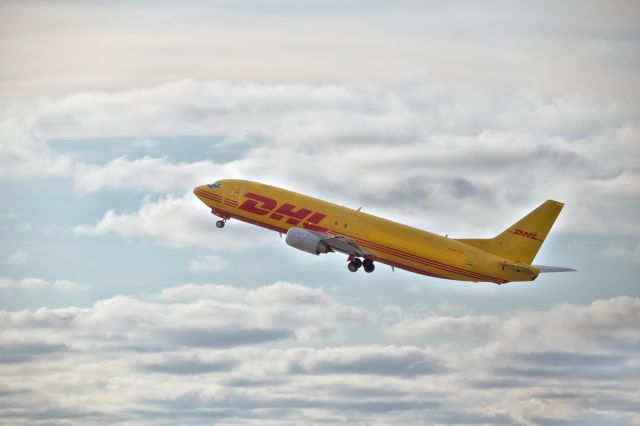 BOEING 737-400 (N307GT) - DHL B734 after takeoff from 7R at KMKE