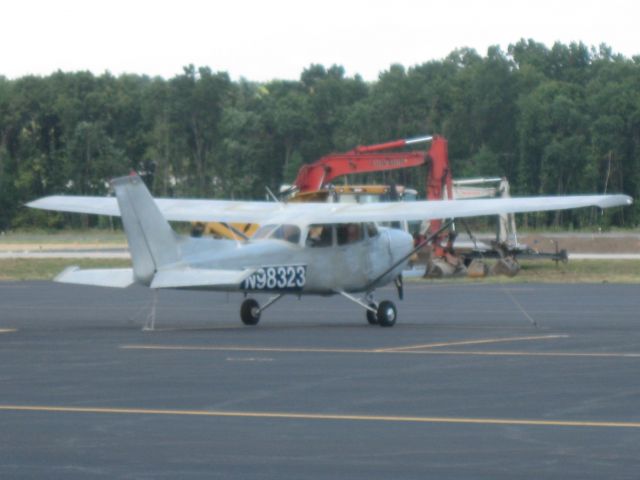 Cessna Skyhawk (N98323) - Youd think they could at least paint it!