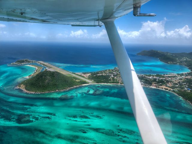Cessna Skylane (N6075F) - Passing east of Canouan Airport, Canouan, St. Vincent and the Grenadines