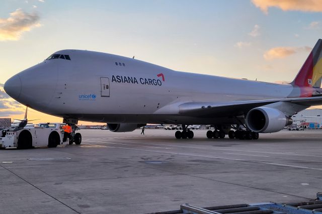 Boeing 747-400 (HL7616) - Pushing back 03-18-23