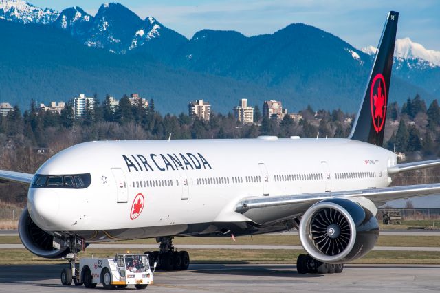 BOEING 777-300ER (C-FNNQ)