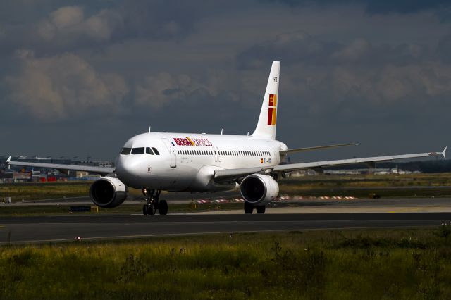 Airbus A320 (EC-HTB) - bad weather, Rwy 18