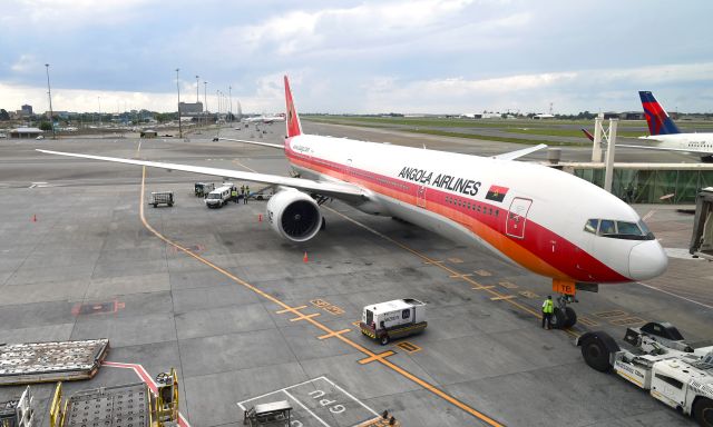 BOEING 777-300ER (D2-TEI) - TAAG Angola Airlines Boeing 777-3M2(ER) D2-TEI in Johannesburg 