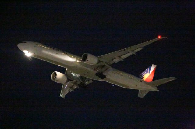 BOEING 777-300 (RP-C7773)