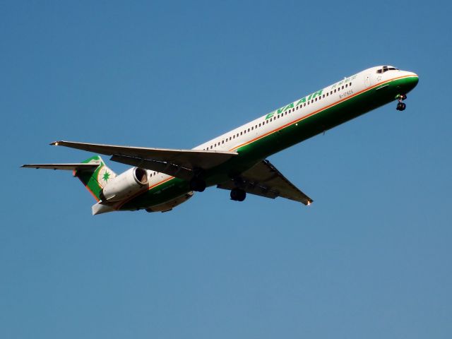 McDonnell Douglas MD-90 (B-17925)