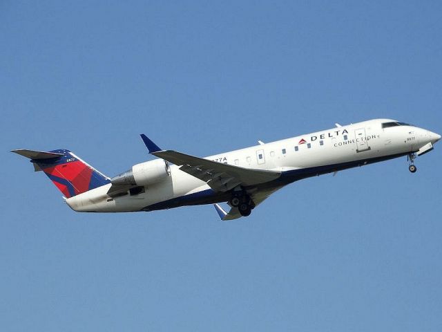 Canadair Regional Jet CRJ-200 (N8877A)