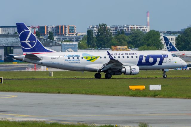 Embraer 175 (SP-LIC) - WAW SPOTTING
