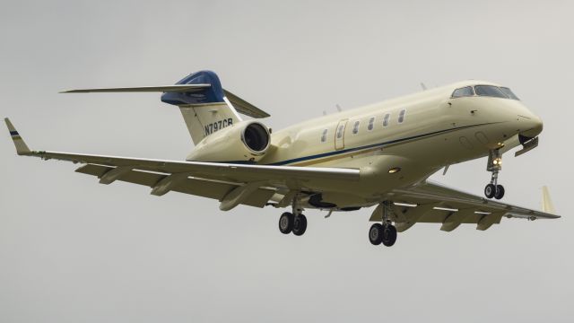 Bombardier Challenger 300 (N797CB) - Short final for 13R