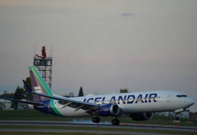 Boeing 737 MAX 9 (TF-ICB) - Icelandair 737-9 touching down left main first on 12R at msp airport 10/22/23