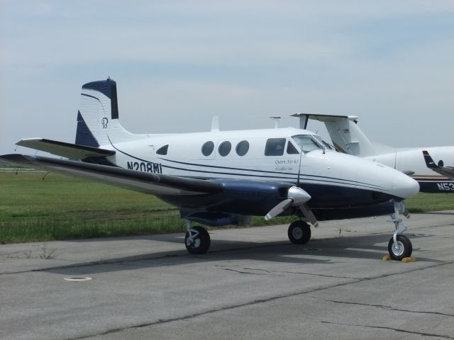 Beechcraft Queen Air (65) (N208ML)