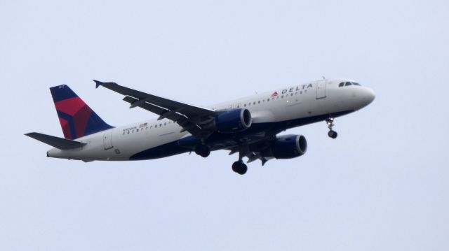 Airbus A320 (N322US) - On final is this 1991 Delta Airlines Airbus A320-211 in the Spring of 2019.