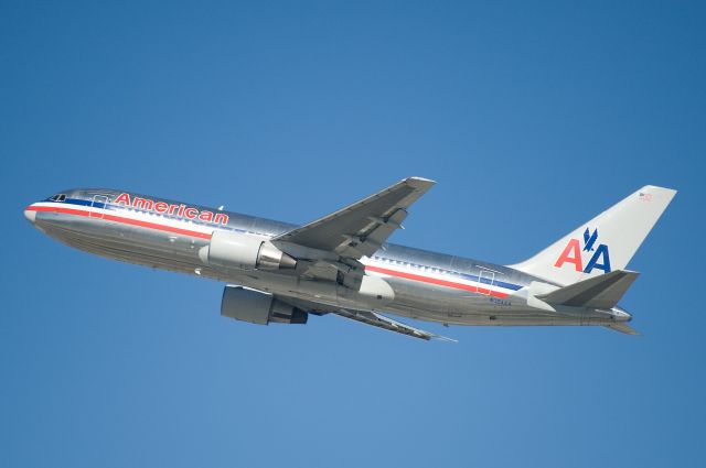 BOEING 767-200 (N324AA)