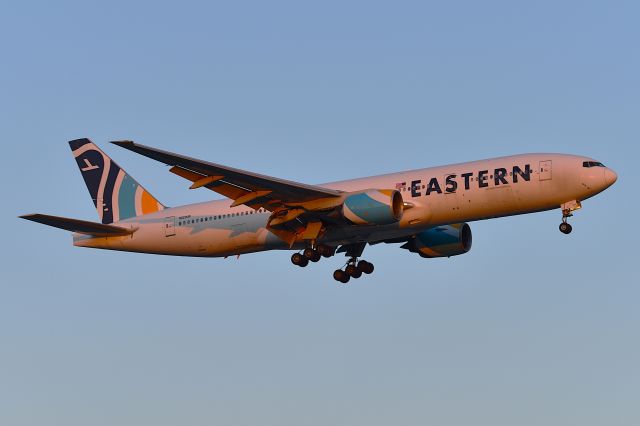 Boeing 777-200 (N825KW) - 23L 05-06-25 arrival at sunset
