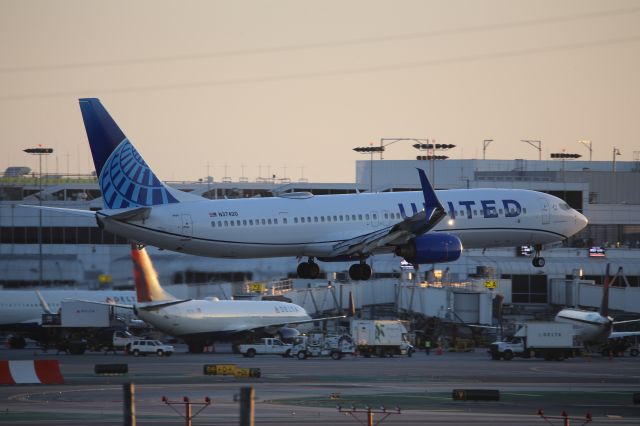 Boeing 737-900 (N37420)