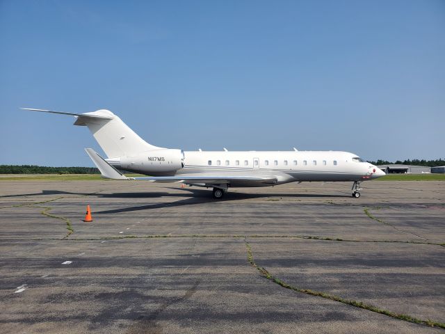 Bombardier Global 5000 — - 3rd privately owned Global to visit KPYM....keep'm comin