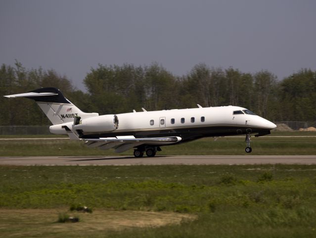 Bombardier Challenger 300 (N411ST) - Perfect landing runway 22.