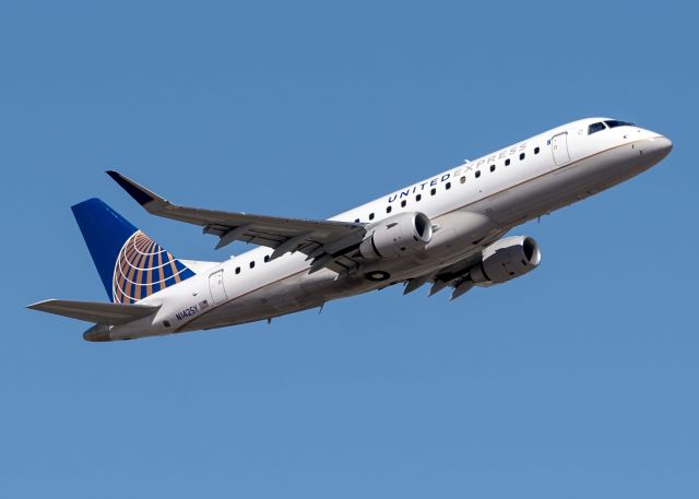 Embraer 175 (N142SY)