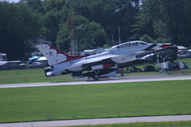 — — - USAF Thunderbird Lands at Oshkosh 2010