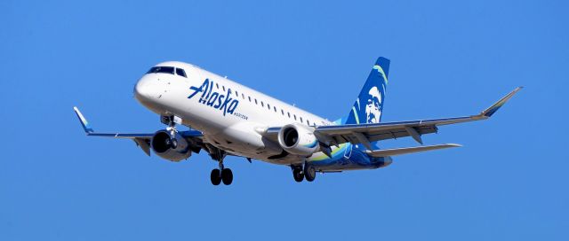 EMBRAER 175 (long wing) (N648QX) - phoenix sky harbor international airport 10JAN20