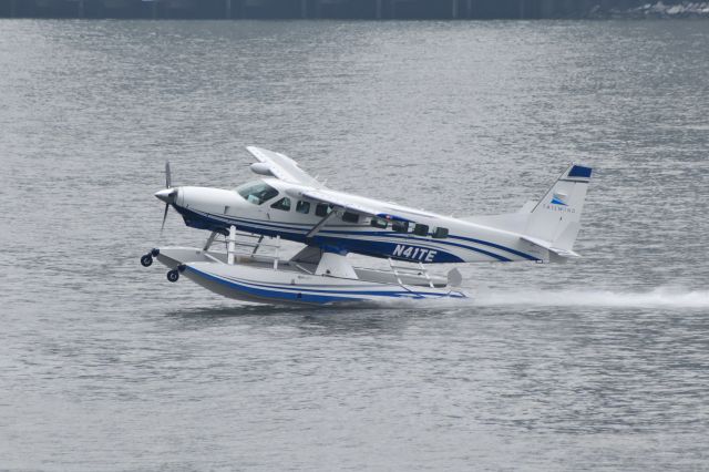 Cessna Caravan (N41TE) - A tailwind air cessna 208 seaplane taking off from the east river. Taken from the parking garage above the new york skyport