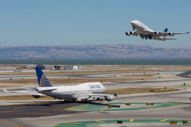 Boeing 747-400 (N177UA)