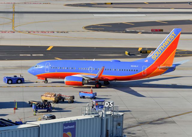 Boeing 737-700 (N246LV)