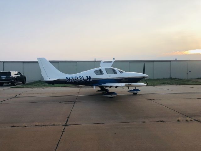 Cessna 350 (N303LM)