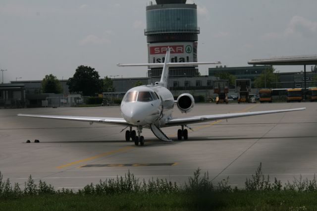 Hawker 800 (CS-DRU) - Raytheon Hawker 800 XPi  -  NetJets Europe  -  Graz 04.07.2012