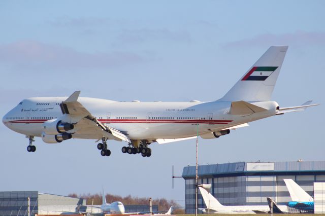 Boeing 747-400 (A6-HRM) - A Dubai AirWing B747-400 on final approach into Stansted airport, landing on runway 04.br /br /Location: Stansted Airport.br /Date: 02.03.23 (dd/mm/yy).