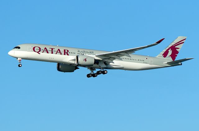 Airbus A350-900 (A7-ALJ) - Qatari 743 from Doha on short final 