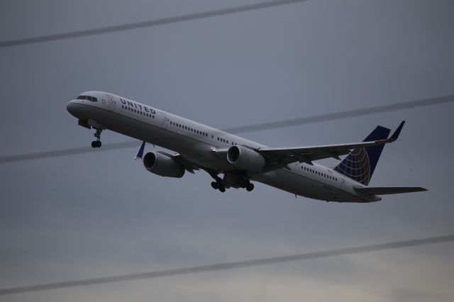 BOEING 757-300 (N57863)