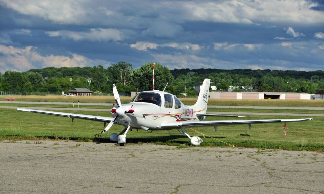 Cirrus SR-22 (N439NX) - Cirrus SR-22 N439NX in Ann Arbor 