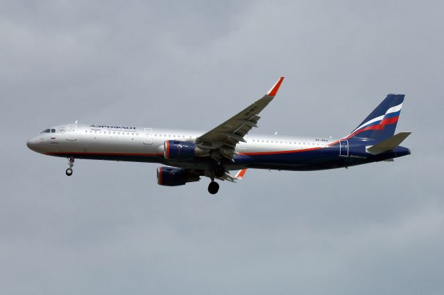 VP-BEA — - Flight from Moscow landing on runway 26. Heavy overcast reduce contrast. Picture date: 28/01/2018.