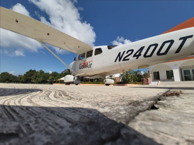 Cessna 206 Stationair (N2400T)