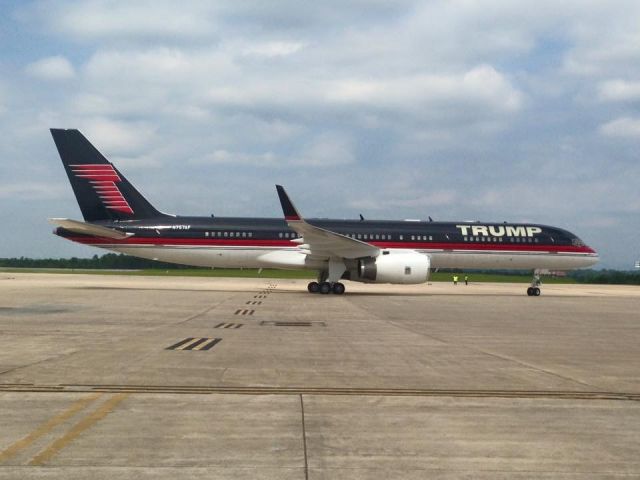 Boeing 757-200 (N757AF) - Donald Trump arriving at GSP!