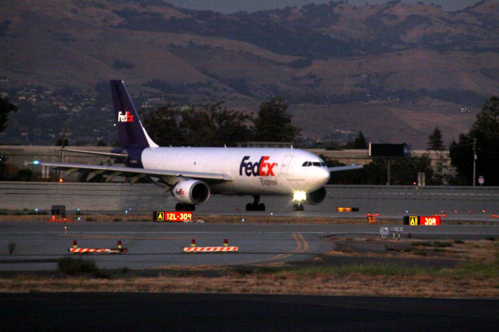 Boeing 757-200 — - FEDEX departure SJC, 30-R