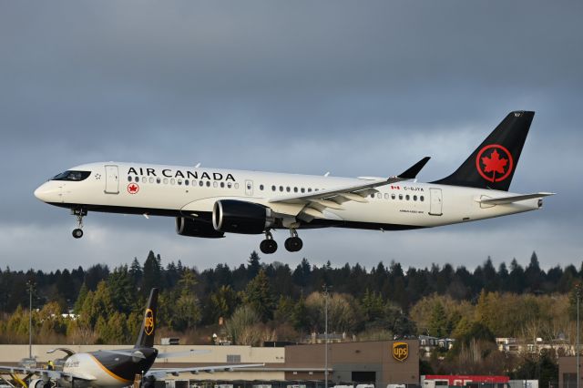 Airbus A220-300 (C-GJYA)