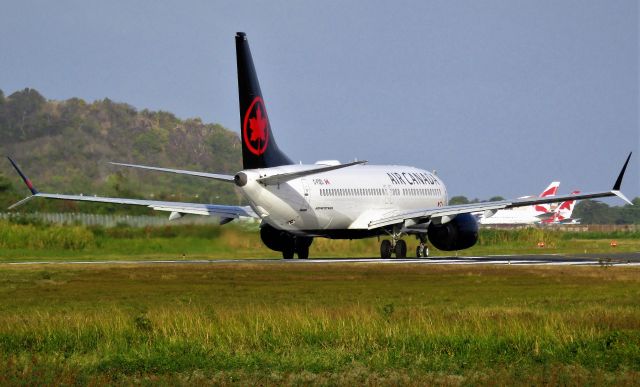 Boeing 737 MAX 8 (C-FSES)