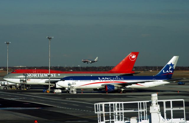 BOEING 767-300 (CC-CDP) - 2002