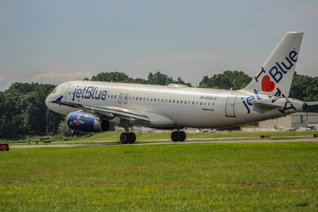 Airbus A320 (N586JB)