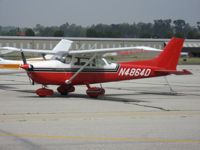 Cessna Skyhawk (N4864D) - PARKED AT FULLERTON