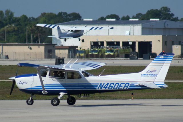 Cessna Skyhawk (N460ER) - Like my photos? Follow me on twitter: @nsandin88