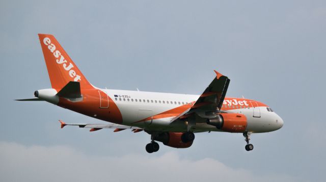 Airbus A319 (G-EZDJ)