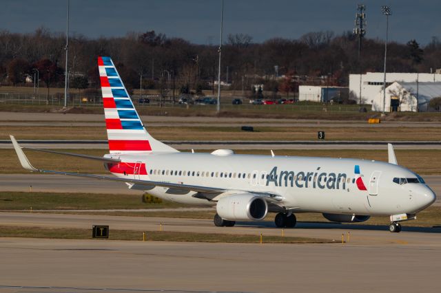 Boeing 737-800 (N973NN)