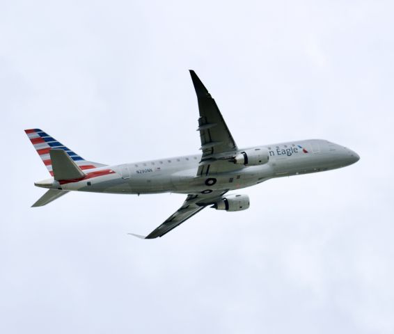 Embraer 175 (N290NN) - Embraer E175LR departing Birmingham, Alabama (KBHM).