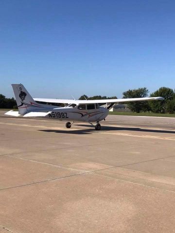 Cessna Skyhawk (N9199Z) - Stop over at Benton @ Lloyd Stearman field.